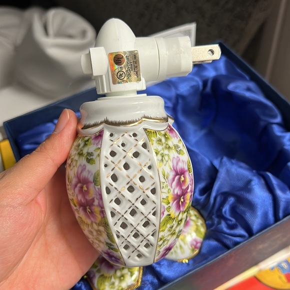 Sorelle Fine Porcelain Set - Picture 9 of 10